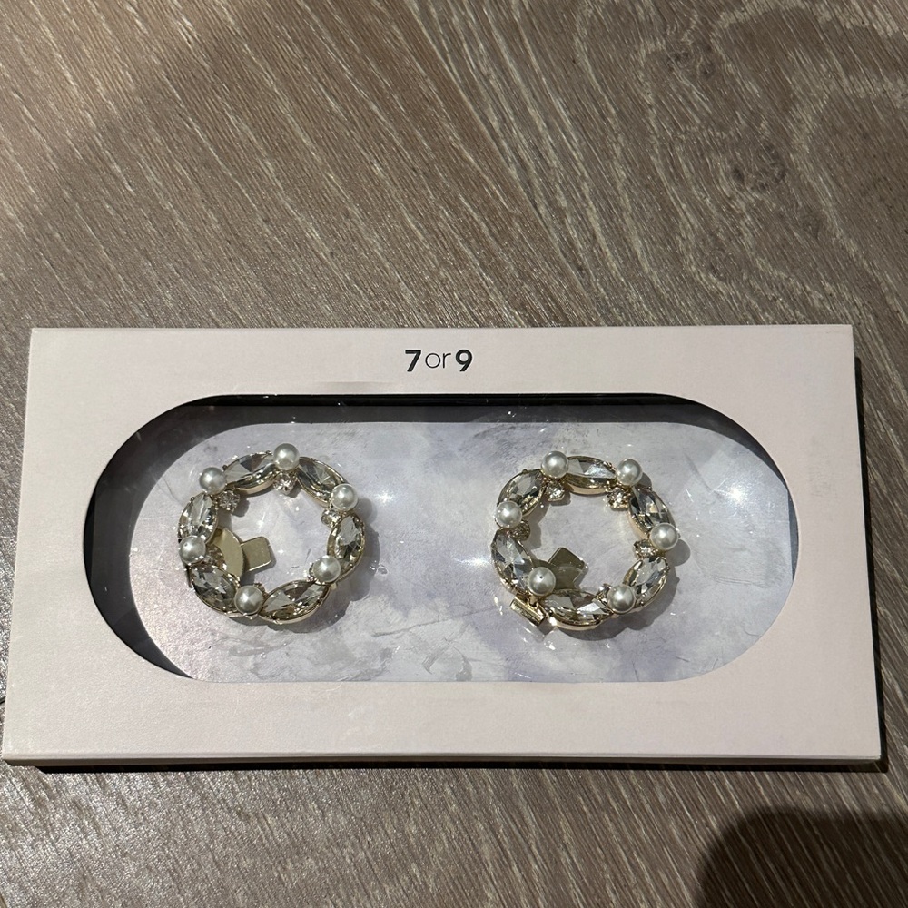 NWT - Diamond and Pearl Buckle Shoe Accessories